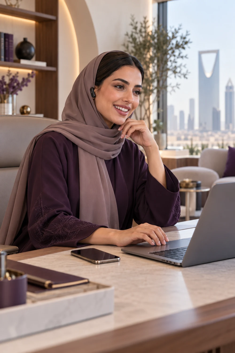متخصصة سعودية تتواصل مع عميل